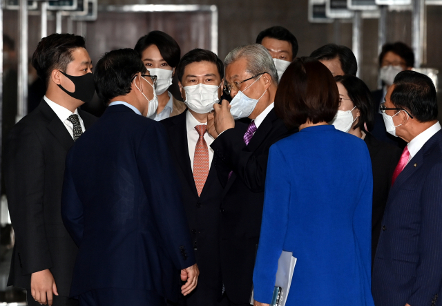 국민의힘 김종인 비상대책위원장과 주호영 원내대표가 21일 오전 국회에서 열린 비상대책위원회의에 입장하던 중 대화하고 있다. 연합뉴스