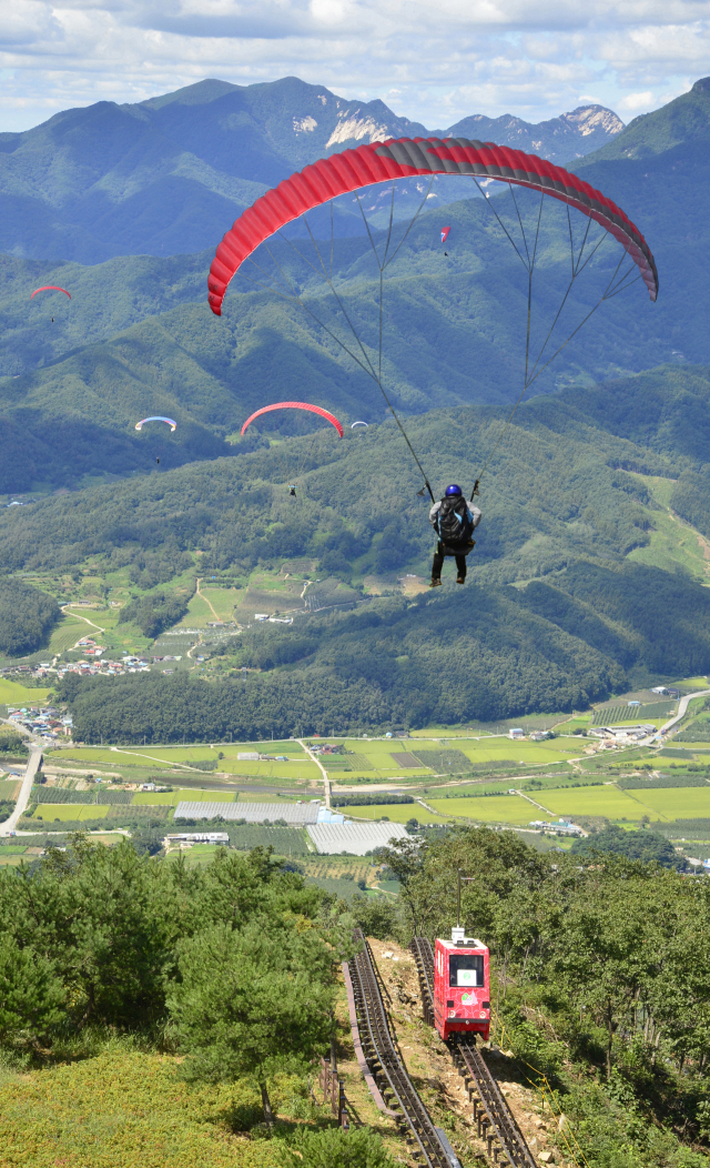 국내 최장 산악 모노레일로 꼽히는 단산모노레일은 단산(해발 959ｍ) 꼭대기 전망대까지 3.6km를 왕복한다. 이채근 기자 mincho@iameil.com