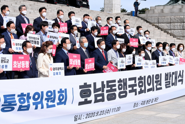 국민의힘 김종인 비상대책위원장과 의원들이 23일 국회 본청 앞 계단에서 열린 