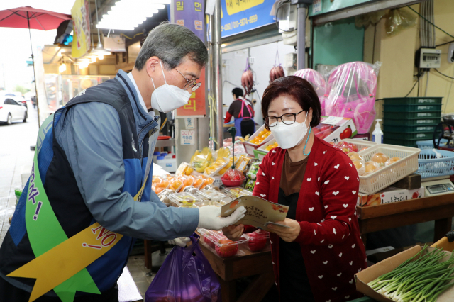 정재훈 한수원 사장은 23일 경주 전통시장을 찾아 노·경 합동 청렴캠페인을 펼친 뒤 이웃들에게 나눠줄 물품을 구매했다. 한수원 제공