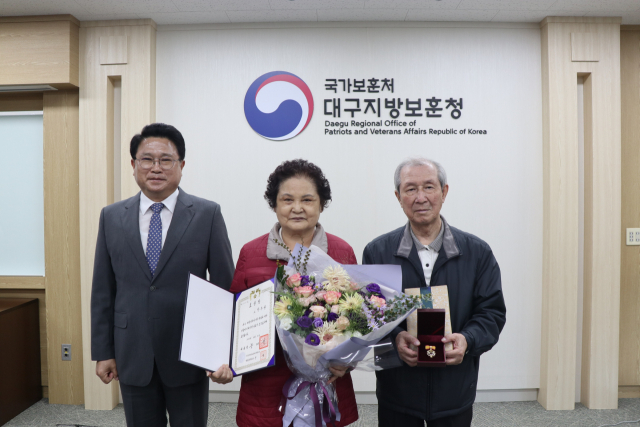 23일 대구지방보훈청이 독립유공자 故 장두권 지사의 후손을 찾아 대통령표창을 전수했다. 대구지방보훈청 제공