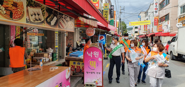 23일 대구북부소방서 무태지역대 여성의용소방대원과 소방관들이 서변재래시장에서 코로나 19 극복을 위한 캠페인을 펼치고 있다. 무태지역대 여성의용소방대 제공.