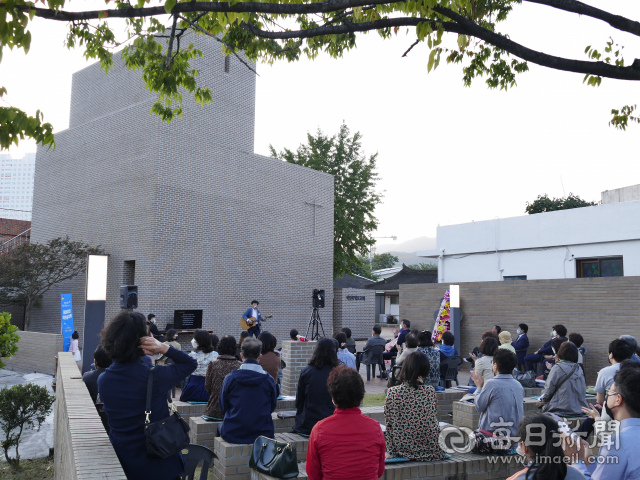 26일 경북 경산시 하양읍 하양무학로교회 야외공연장에서 열린 작은 음악회에서 관객들이 가수 윤형주의 음악을 감상하고 있다. 김진만 기자