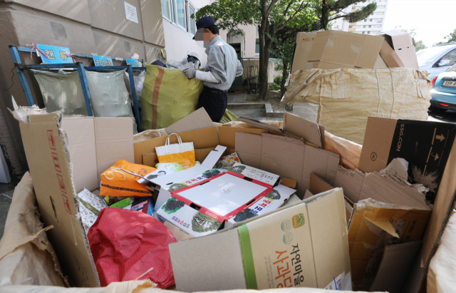 지난 28일 오후 대구 수성구의 한 아파트단지 내 재활용 분류장에서 경비원 A씨가 분리수거 작업을 하고 있다. 김영진 기자 kyjmaeil@imaeil.com