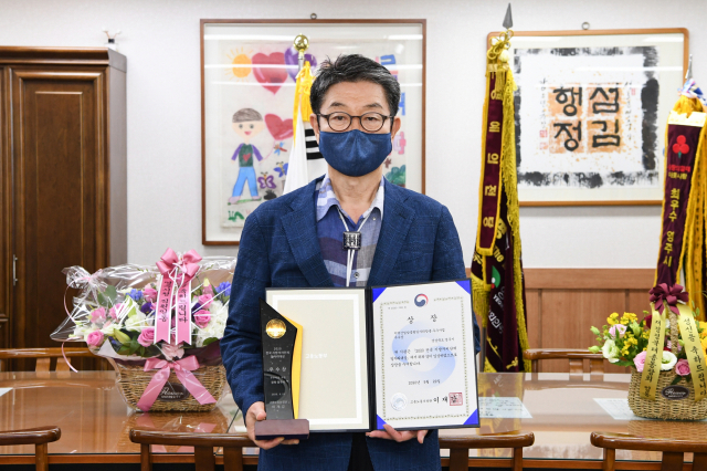 장욱현 영주시장이 2020 전국 지자체 일자리 대상 시상식에서 우수상을 수상했다. 영주시 제공