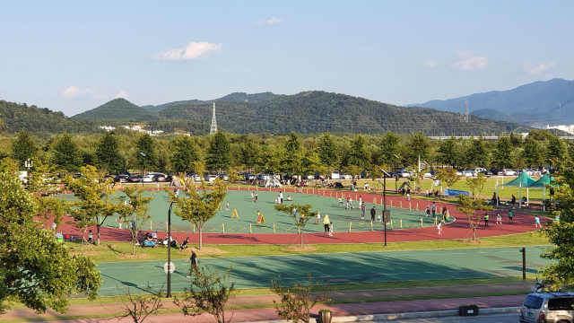 코로나19 힐링공간으로 인기를 얻고 있는 구미 지산동 낙동강체육공원 전경. 구미시 제공