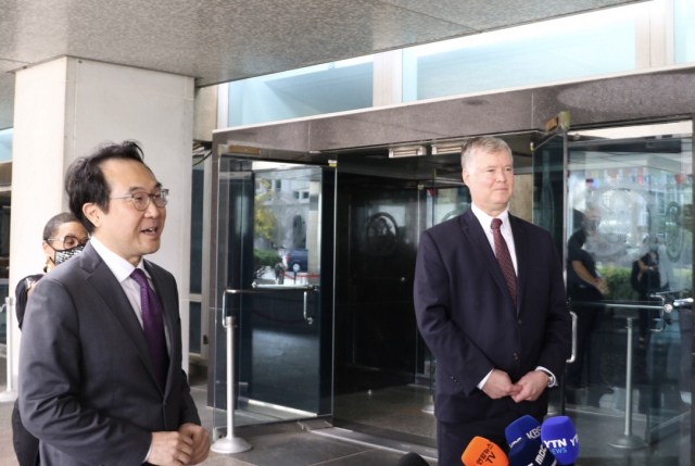 이도훈 외교부 한반도평화교섭본부장과 스티븐 비건 미국 국무부 부장관이 28일(현지시간) 워싱턴DC 국무부 청사에서 협의를 마친 후 함께 취재진 앞에서 발언하고 있다. 연합뉴스