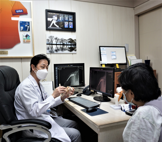 올곧은병원 우동화 병원장이 어깨 질환에 대한 수술 방법을 설명하고 있다.