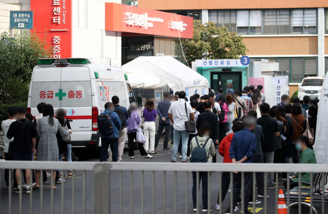 추석 연휴를 하루 앞둔 29일 오전 서울 중구 국립중앙의료원 코로나19 선별진료소가 붐비고 있다. 국립중앙의료원 관계자는 