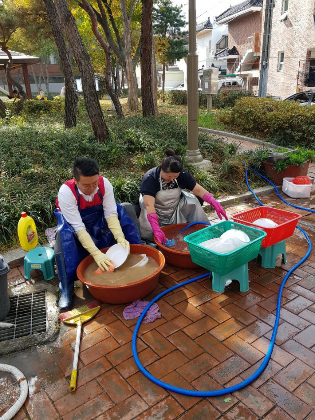 수성구의회 김태우·김영애 의원이 지산종합복지관에서 설거지 봉사를 하고 있다. 김영애 의원 제공