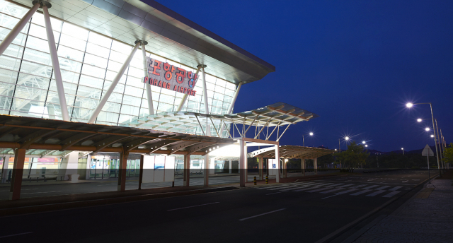 코로나19 이후 이용객이 급감한 포항공항 등 지방공항 활성화 대책 마련이 시급한 것으로 나타났다. 사진은 포항공항. 포항공항 제공.