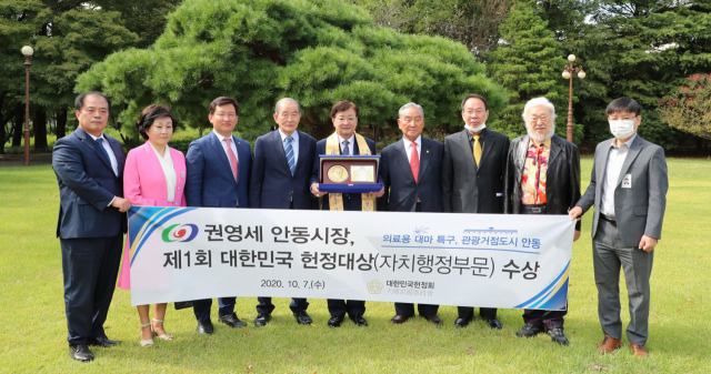 권영세 안동시장이 6일 국회 대한민국헌정회 사무실에서 제1회 대한민국 헌정대상을 수상하고 기념촬영했다. 안동시 제공