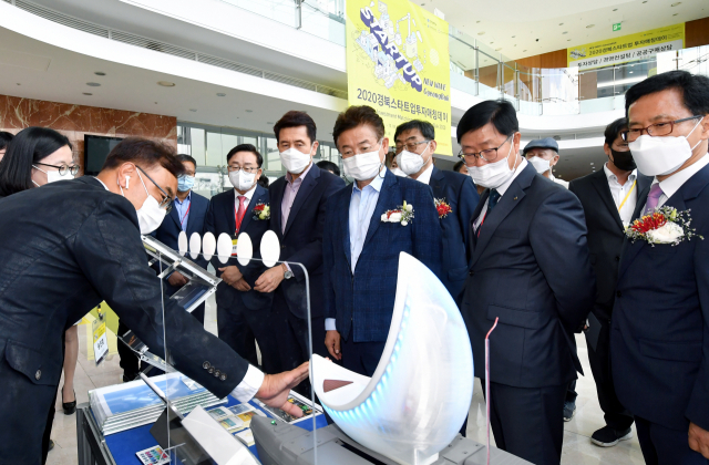 7일 포스코 국제관에서 열린 2020 경북 스타트업 투자 매칭데이 행사에 방문한 내빈들이 부스를 둘러보고 있다. 경북도 제공