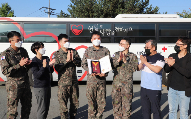 육군 제5군수지원사령부에 근무 중인 박세원 소령이 지난 5일 200번째 헌혈을 실시해 대한적십자사로부터 명예대장을 수상했다. 육군 제5군수지원사령부 제공