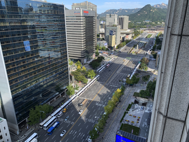 한글날인 9일 서울 광화문 도로에 돌발적인 집회·시위 등을 차단하기 위한 경찰 버스가 줄지어 서 있다. 연합뉴스