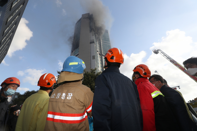 진영 행안부 장관이 9일 울산을 찾아 남구 주상복합 아파트 화재 현장을 살펴보고 있다. 연합뉴스