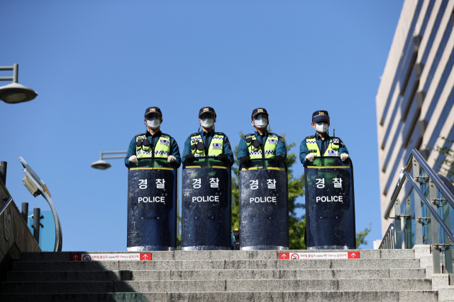 한글날인 9일 경찰이 서울 광화문역 출입구에서 경계근무를 서고 있다. mon.yna.co.kr 연합뉴스