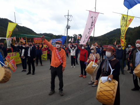 11일 오전 포항 수성사격장반대대책위원회와 장기면 주민들이 남구 장기면 수성사격장 입구에서 집회를 열고 있다. 포항 수성사격장반대위 제공.