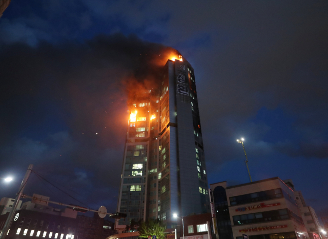 8일 밤 울산시 남구 한 주상복합아파트에서 난 화재가 9일 오전까지 꺼지지 않고 있다. 연합뉴스