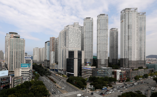 지난 3일 오후 대구 수성구 범어네거리 일대에 들어선 고가의 주상복합 아파트 모습. 김영진 기자 kyjmaeil@imaeil.com