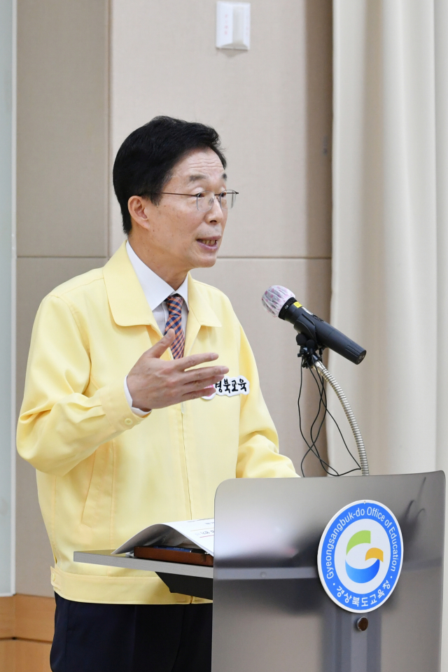 임종식 경북도교육감이 코로나19 방역대책과 등교 수업 등에 관해 설명하고 있다. 경북도교육청 제공