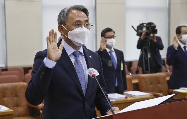 모종화 병무청장이 13일 오전 서울 여의도 국회에서 열린 국방위원회의 병무청 국정감사에서 선서하고 있다. 연합뉴스