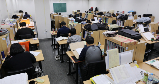 대구 중구의 한 공무원 학원에서 수험생들이 공부를 하고 있다. 매일신문DB