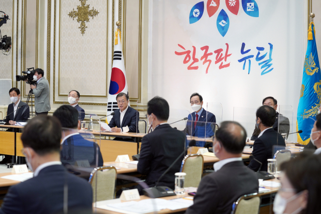 문재인 대통령이 13일 오전 청와대에서 열린 제2차 한국판 뉴딜 전략회의를 주재하고 있다. 연합뉴스