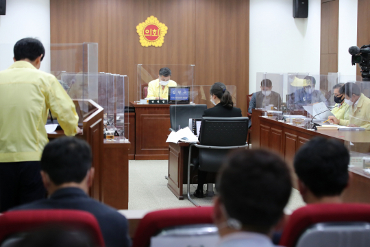 지난 12일 오전 대구시의회 건설교통위원회 회의실에서 상업지역 내 주상복합 건물의 주거용 용적률을 400%로 제한하는 내용의 