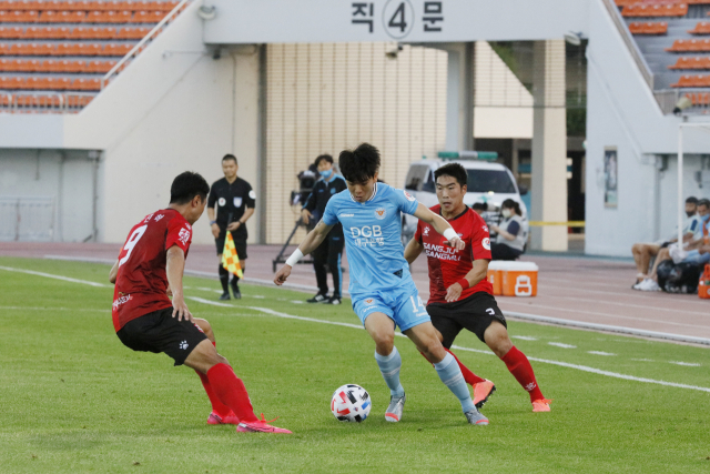 대구FC와 상주상무가 17일 상주시민운동장에서 4위자리를 놓고 마지막 맞대결을 펼친다. 지난 7월 18일 상주시민운동장에서 열린 홈경기서 열린 두팀간 대결에서는 상주가 2대0으로 대구를 제압했다. 대구FC 제공.