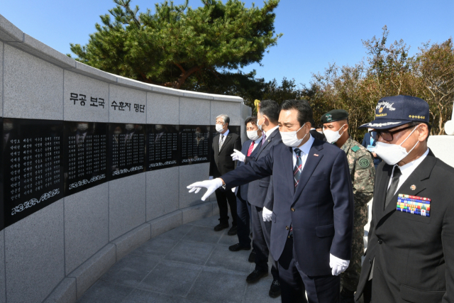 달성군 무공·보국수훈자 공적비 제막식 참석자들이 공적비를 둘러보고 있다. 달성군 제공