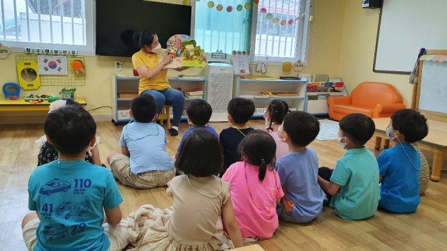 대구 한 어린이집에서 대구신세계가 제공한 친환경 팝업 동화책을 구연하는 모습. 대구신세계 제공