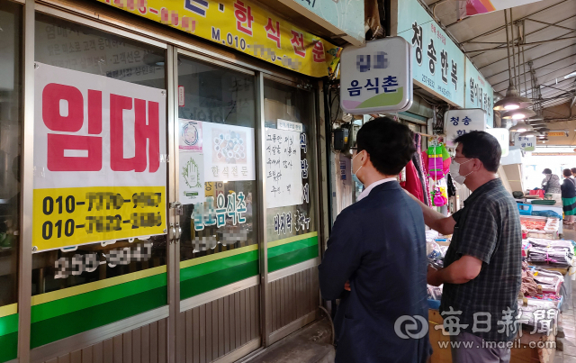 지난 16일 대구 중구 염매시장 내 한 단골식당을 찾은 시민들이 영업을 종료한다는 안내문을 보며 아쉬워하고 있다. 정운철 기자 woon@imaeil.com