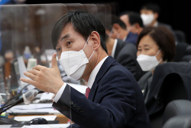 15일 오전 충남 계룡대에서 열린 국회 국방위원회 공군본부에 대한 국정감사에서 국민의힘 하태경 의원이 질의하고 있다. 연합뉴스