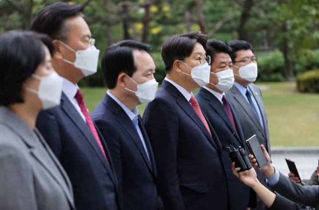 국민의힘 권성동 라임·옵티머스 권력 비리 게이트 특별위원회 위원장(오른쪽 세 번째)과 위원들이 16일 오후 서울 서초구 대검찰청을 항의 방문하며 취재진 질문에 답하고 있다. 연합뉴스