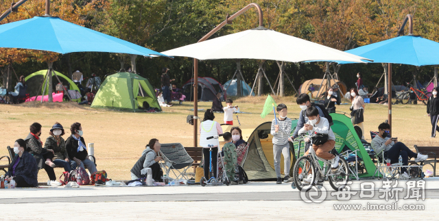 지난 17일 대구 달성군 디아크 광장에 나들이 나온 가족단위 시민들이 텐트를 치고 여유를 즐기고 있다. 성일권 기자 sungig@imaeil.com