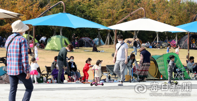 사회적 거리두기 1단계 하향 조정 이후 첫 주말인 17일 대구 달성군 디아크 광장에 나들이 나온 가족단위 시민들이 텐트를 치고 여유를 즐기고 있다. 성일권 기자 sungig@imaeil.com