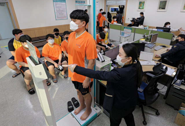 대구 동구 대구경북지방병무청에서 병역대상자들이 병역판정 신체검사를 받고 있는 모습. 매일신문 DB