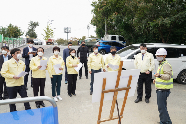 수성구의회 도시보건위원회는 16일 오후 동산초등학교 남편 인도 설치 공사현장을 방문해 공사 진행상황 등을 점검했다. 수성구의회 제공