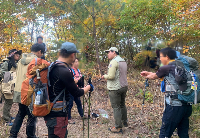 소백산국립공원사무소가 샛길 등산로를 이용해 입산하는 등산객을 단속하고 있다. 국립공원사무소 제공