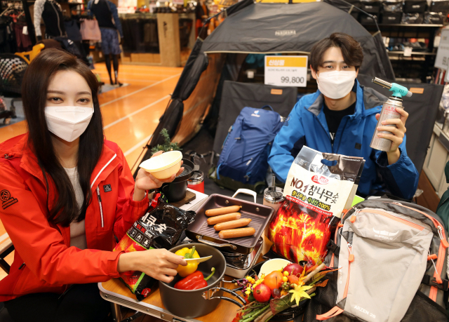 20일 이마트 스포츠 매장에서 모델들이 가을, 겨울 아웃도어 대전을 소개하고 있다. 연합뉴스