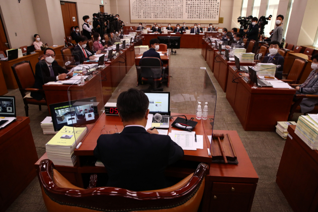 20일 서울 여의도 국회 법제사법위원회에서 윤호중 법사위원장 주재로 서울고법·수원고법과 산하 법원들에 대한 국정감사가 진행되고 있다. 연합뉴스