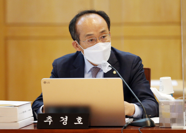 국민의힘 추경호 의원이 20일 대구 중구 동인동 한국은행 대구경북본부에서 열린 국회 기획재정위원회의 대구지방국세청과 한국은행 대구경북·포항본부에 대한 국정감사에서 질의하고 있다. 연합뉴스