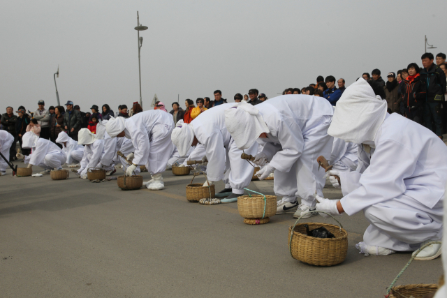 충남 서산시 부석면 간월도리 부녀자들은 매년 정월 대보름에 굴 풍년과 마을의 안녕을 기원하는 