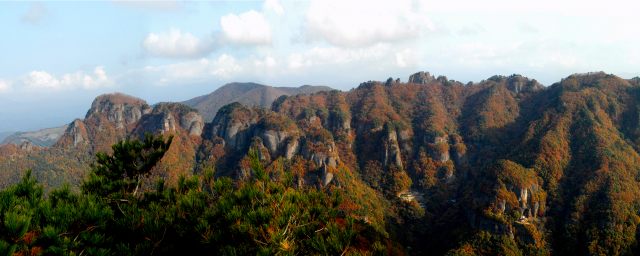 경상북도가 단풍철을 맞아 도립공원 방역을 강화한다. 봉화 청량산도립공원 전경. 경북도 제공