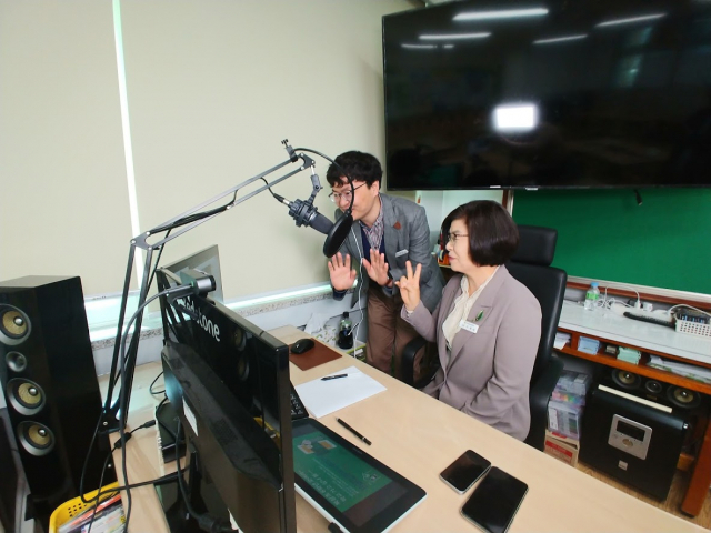 경북 칠곡군 북삼초등학교 교사가 학교에 마련된 원격수업 장비를 통해 실시간으로 학생과 소통하고 있다. 경북도교육청 제공