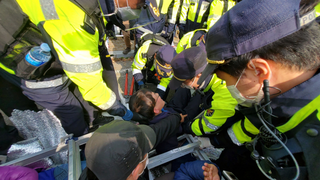 = 22일 경북 성주 초전면 소성리 진밭교에서 주민과 경찰이 충돌하고 있다. 이날 국방부는 성주 사드(THAAD·고고도미사일방어체계) 기지에 공사 장비를 반입을 예고했다. 연합뉴스