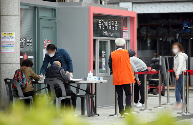 22일 서울의 한 병원 독감 예방접종 창구 앞이 한산한 모습을 보이고 있다. 연합뉴스