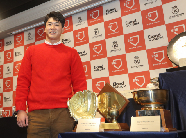 미국프로야구 메이저리그(MLB) 세인트루이스 카디널스의 김광현이 23일 서울 여의도 켄싱턴 호텔에서 성공적인 데뷔시즌을 치른 소감 등을 밝히는 기자회견을 마친 후 취재진을 향해 포즈를 취하고 있다. 연합뉴스