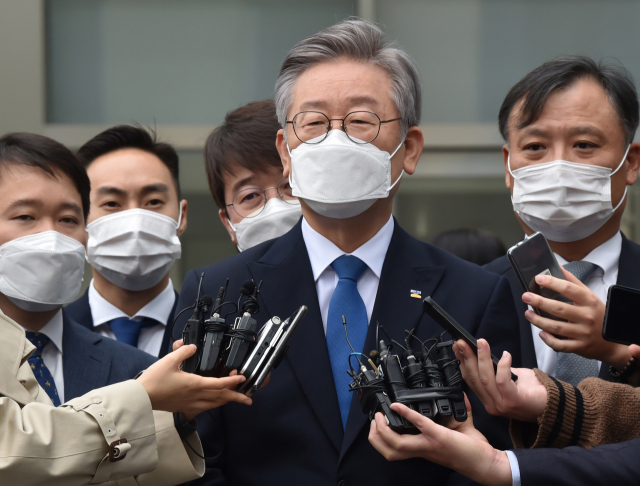 정치자금법 위반 혐의로 기소돼 당선무효형을 선고받았다가 대법원의 원심파기 판결로 기사회생한 은수미 성남시장이 16일 오후 경기도 수원시 영통구 수원고등법원에서 열린 파기환송심 선고공판을 마치고 나오며 고개 숙여 인사하고 있다. 이날 재판부는 검찰과 은시장 양측의 항소를 기각한다고 판결했다. 이에 따라 은 시장은 1심이 선고한 벌금 90만원을 유지, 당선무효 위기에서 벗어나게 됐다. 연합뉴스